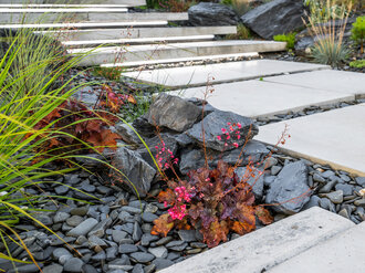 Okrasné skalky pred domom: Ako vytvoriť dokonalý prírodný vzhľad vašej záhrady