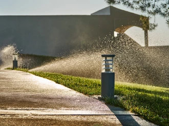 Závlaha trávnika v existujúcej záhrade: dá sa to bez veľkého zásahu?